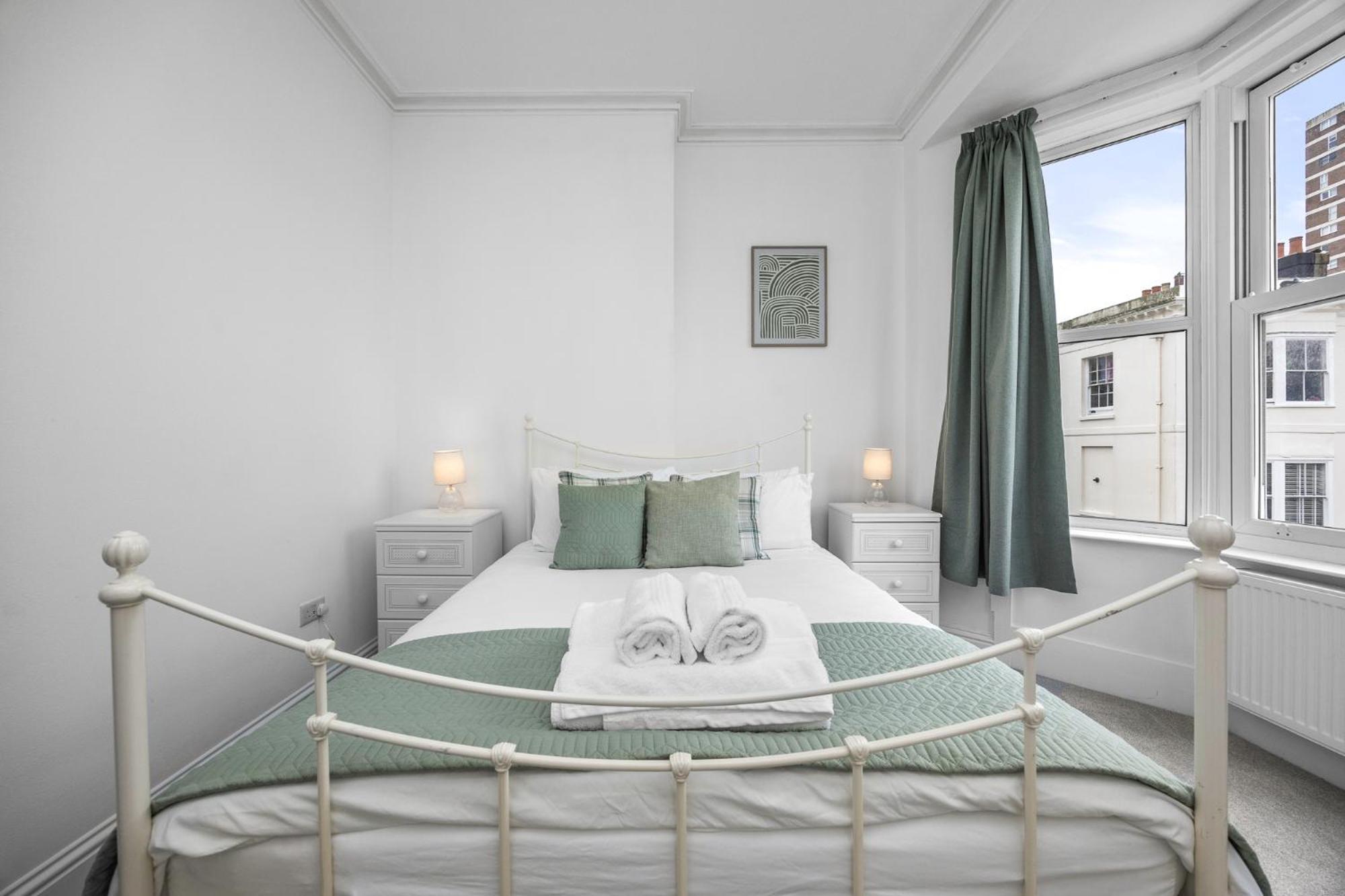 2 Bedroom Flat - With King Sized Beds, Netflix And Sky - Perfect For Contractors, Vacation Guests Or Those Relocating Μπράιτον Εξωτερικό φωτογραφία