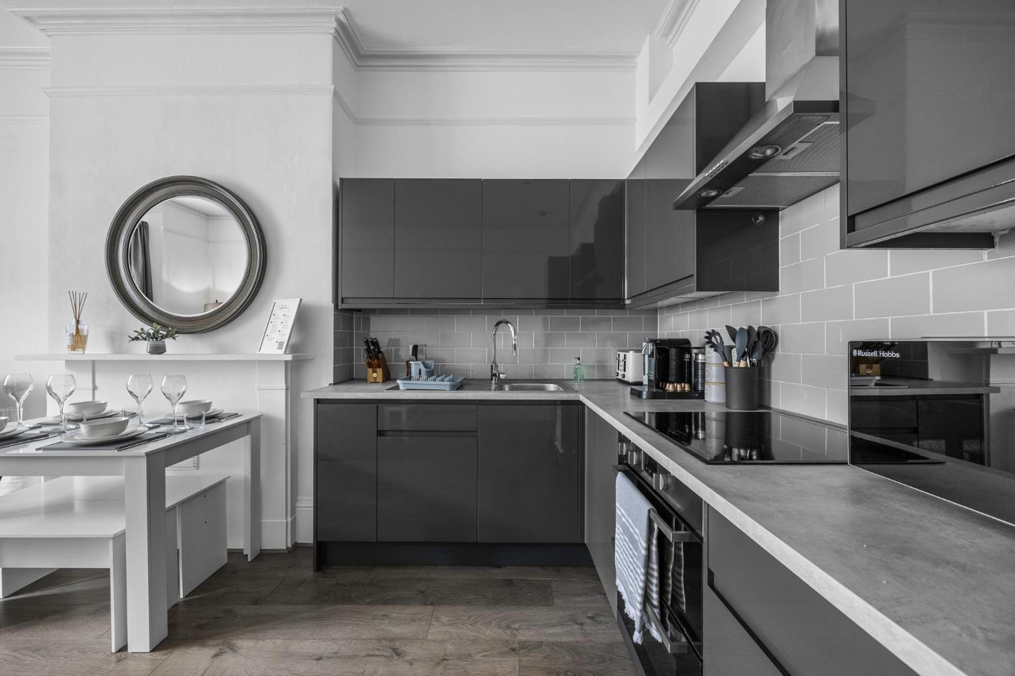 2 Bedroom Flat - With King Sized Beds, Netflix And Sky - Perfect For Contractors, Vacation Guests Or Those Relocating Μπράιτον Εξωτερικό φωτογραφία