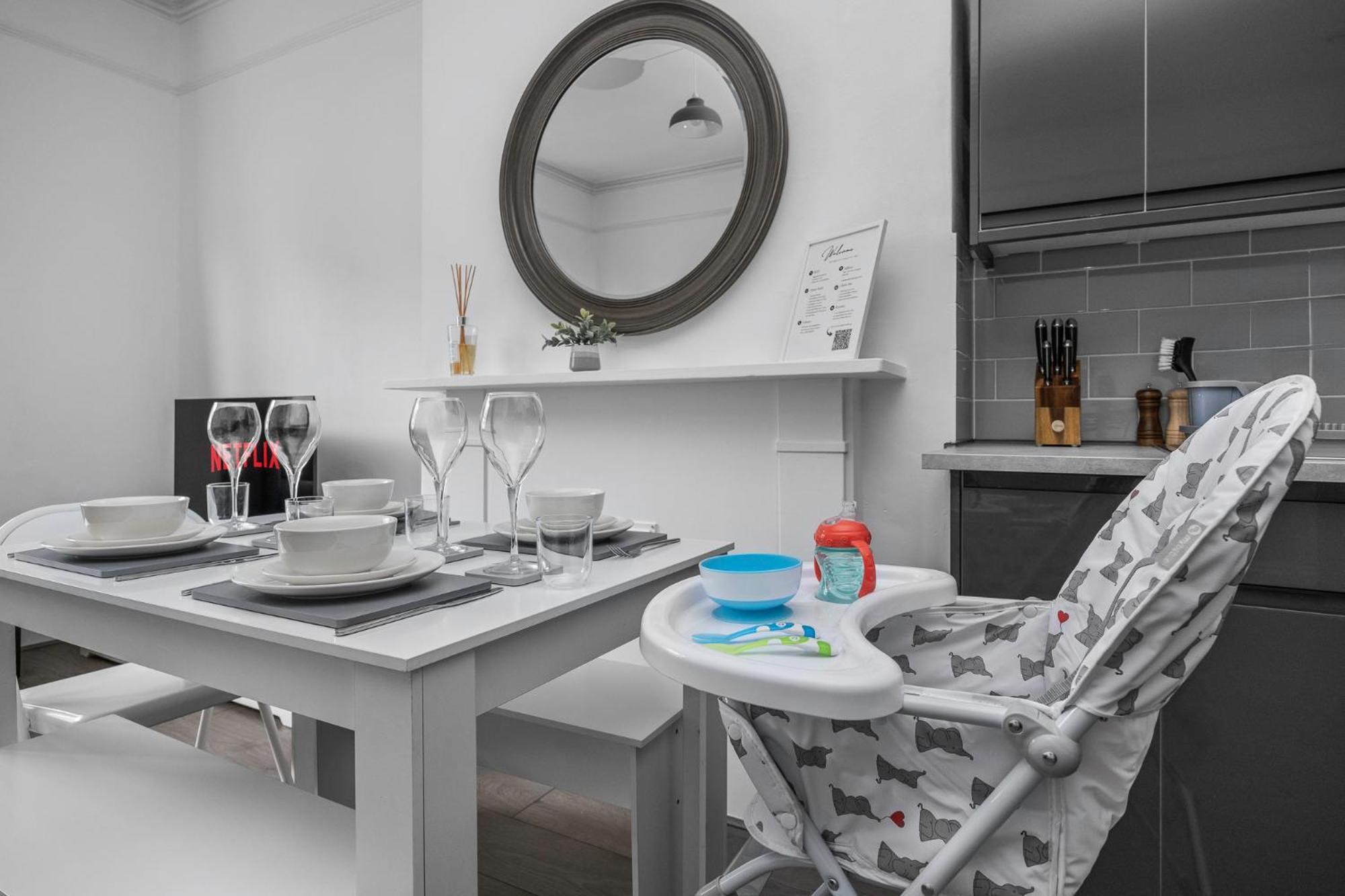 2 Bedroom Flat - With King Sized Beds, Netflix And Sky - Perfect For Contractors, Vacation Guests Or Those Relocating Μπράιτον Εξωτερικό φωτογραφία