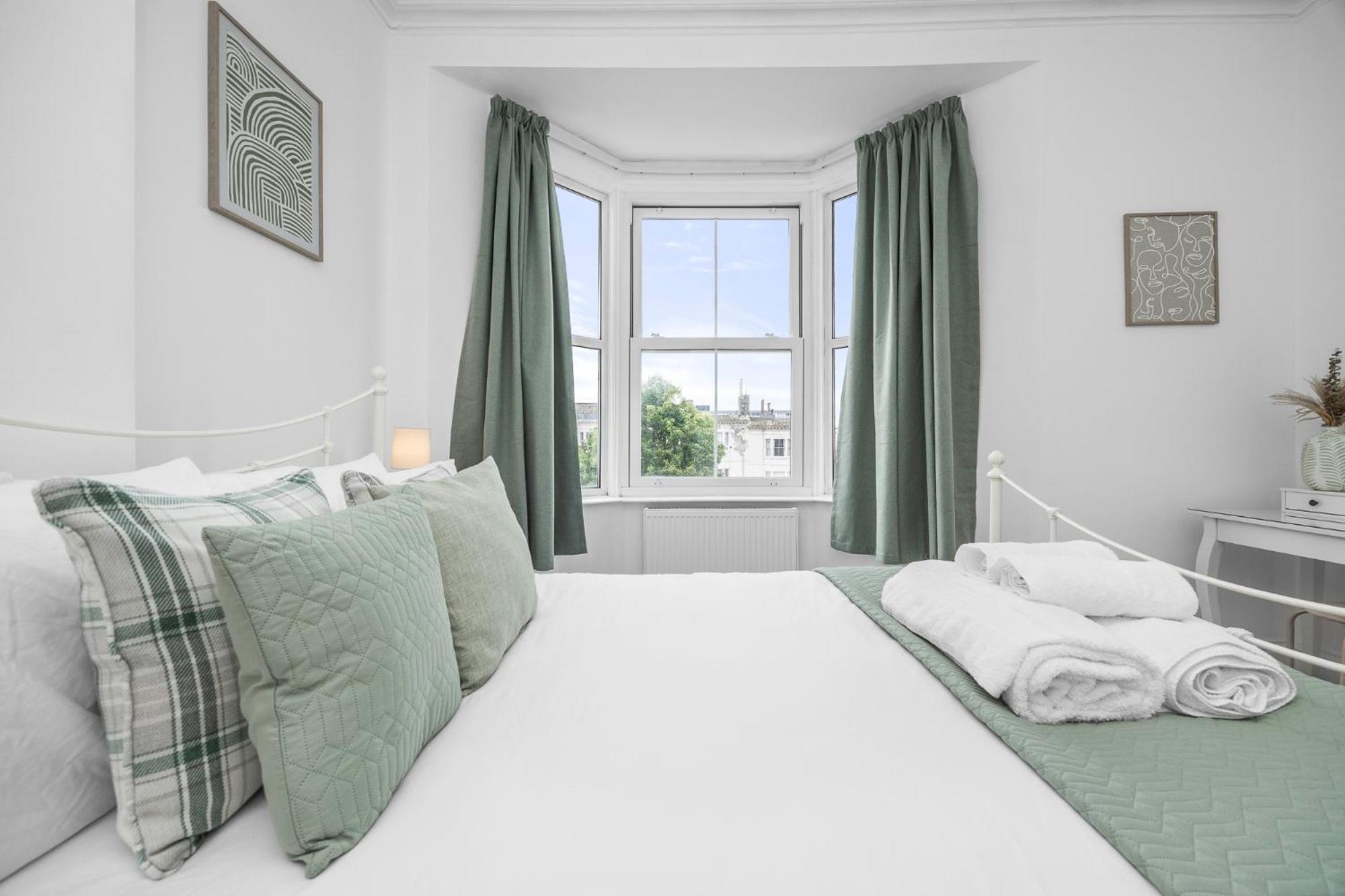 2 Bedroom Flat - With King Sized Beds, Netflix And Sky - Perfect For Contractors, Vacation Guests Or Those Relocating Μπράιτον Εξωτερικό φωτογραφία