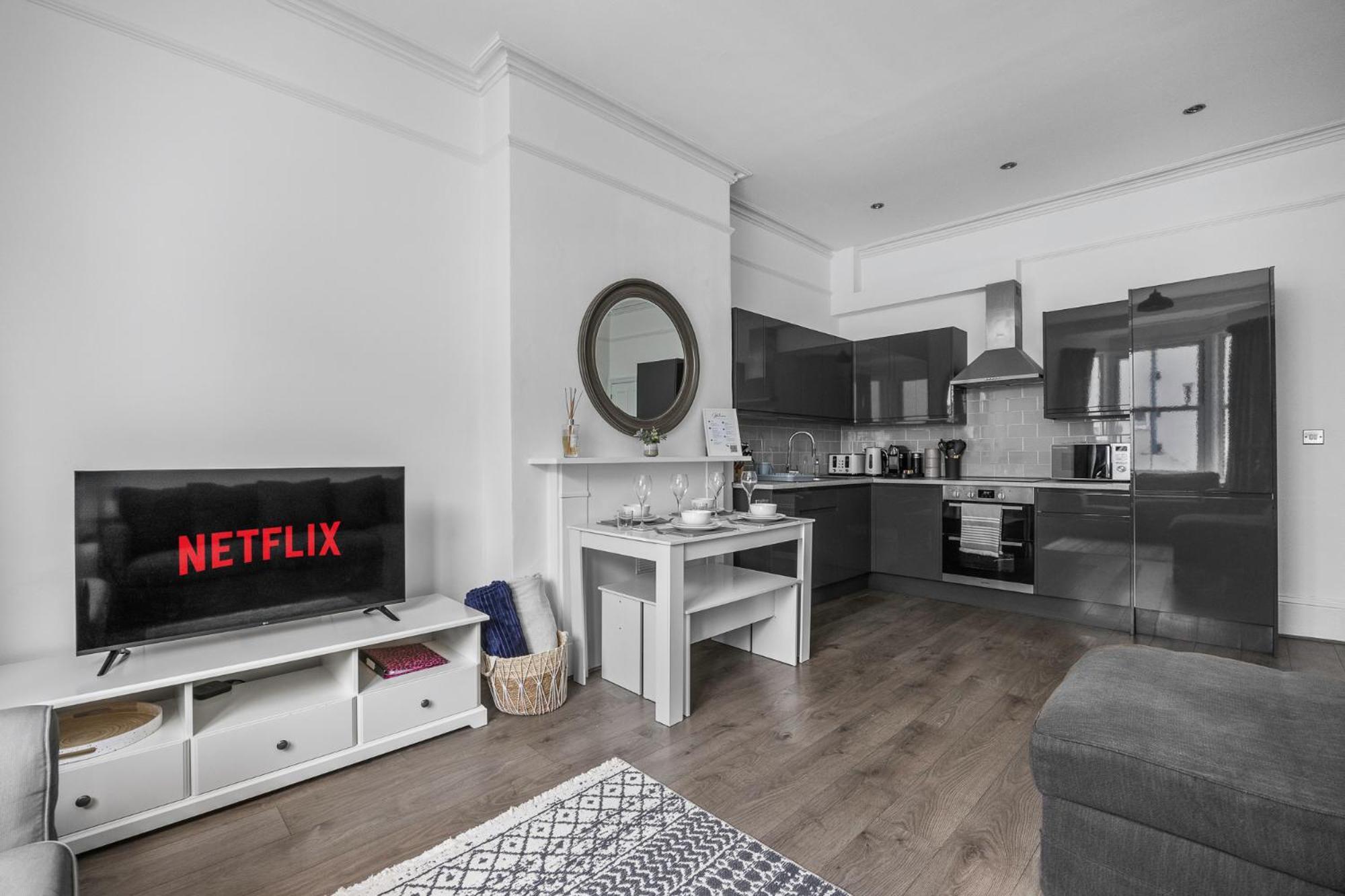 2 Bedroom Flat - With King Sized Beds, Netflix And Sky - Perfect For Contractors, Vacation Guests Or Those Relocating Μπράιτον Εξωτερικό φωτογραφία