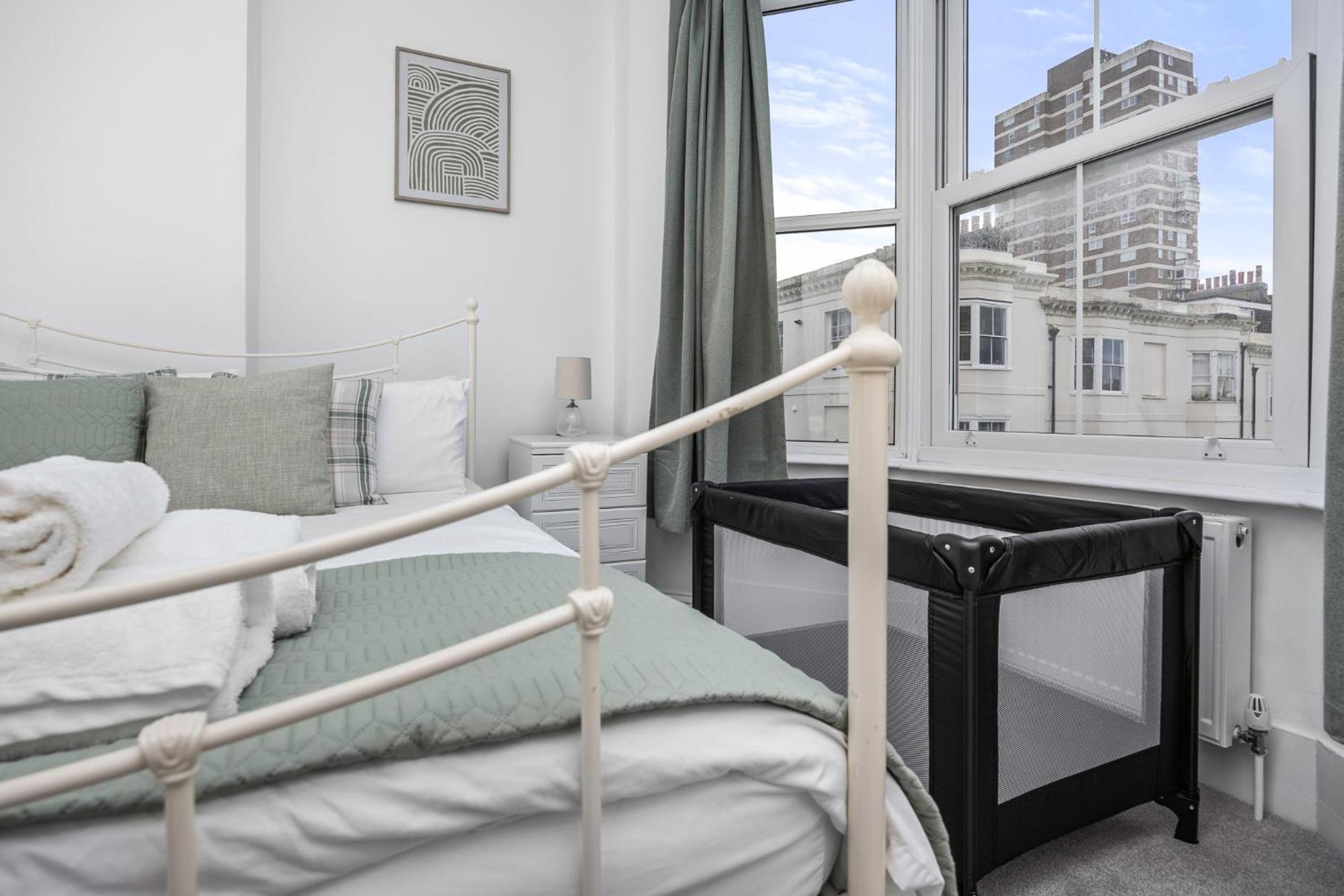 2 Bedroom Flat - With King Sized Beds, Netflix And Sky - Perfect For Contractors, Vacation Guests Or Those Relocating Μπράιτον Εξωτερικό φωτογραφία