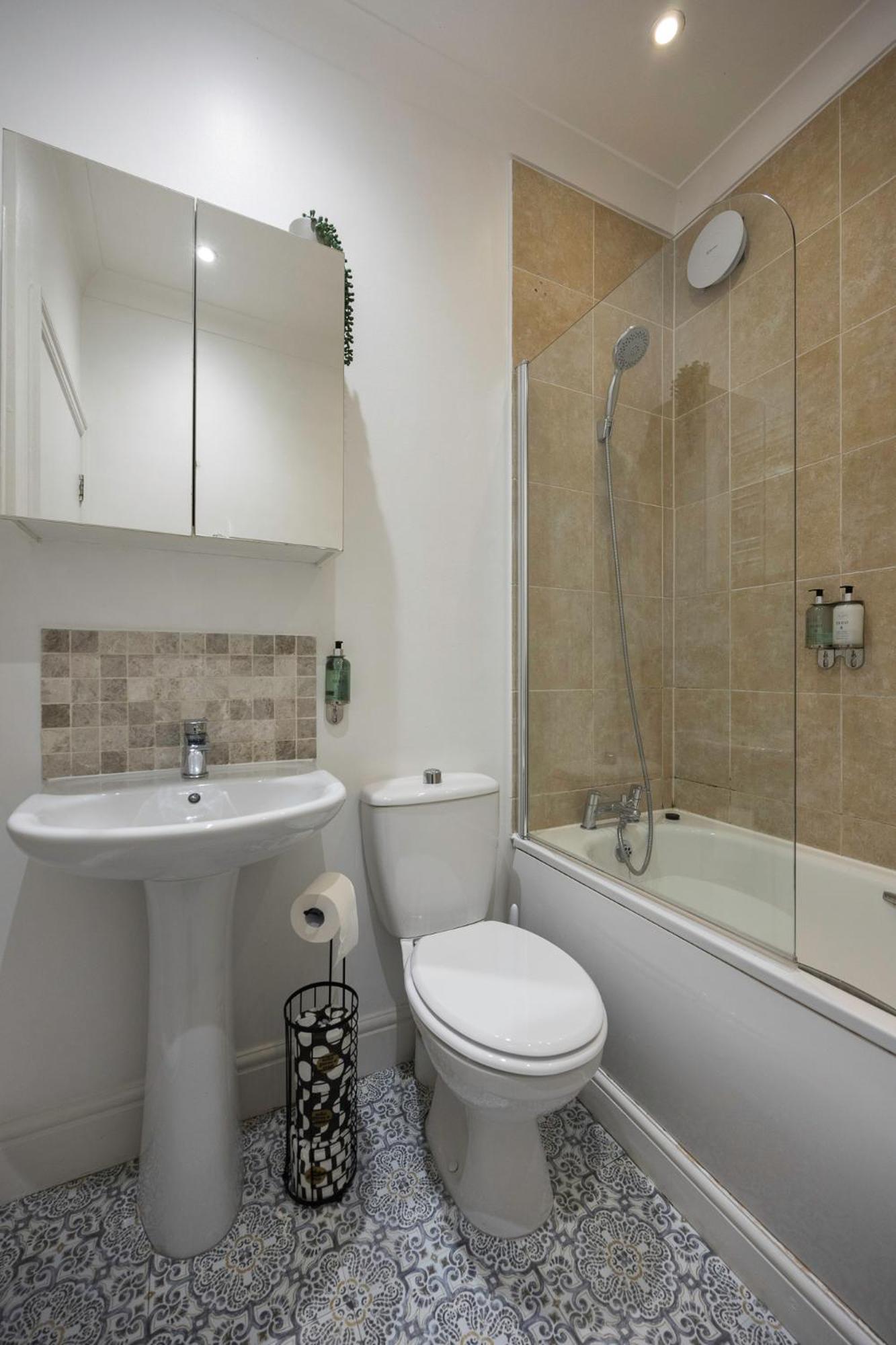 2 Bedroom Flat - With King Sized Beds, Netflix And Sky - Perfect For Contractors, Vacation Guests Or Those Relocating Μπράιτον Εξωτερικό φωτογραφία